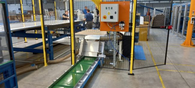 Speciální dopravník plastových dílů se systémem překlápění